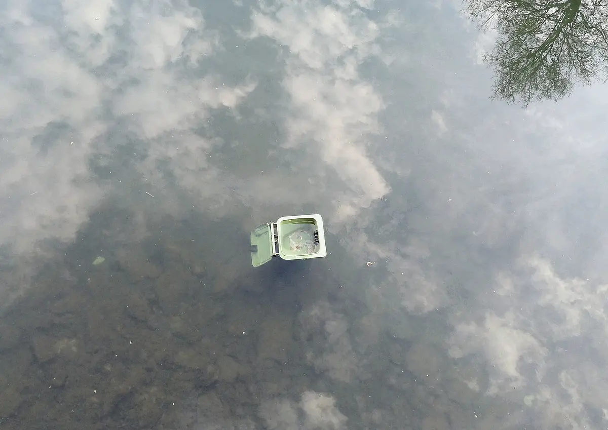 Mülltonne im Neckar
