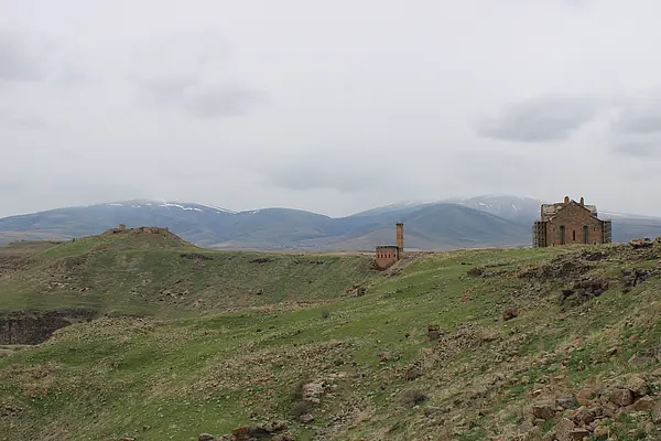 Die Überreste der ehemaligen armenischen Hauptstadt Ani mit Festung (links), Moschee (mitte) und Kathedrale (rechts)