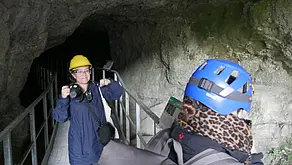 Raffaella Da Vela und Verena Meyer in der Höhle von Re Tiberio