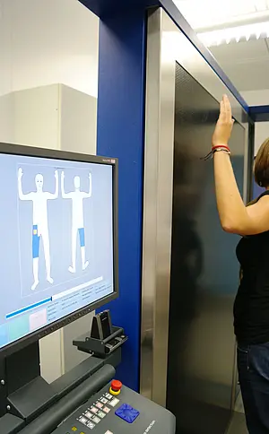 Eine Frau in einem Körperscanner und ihre Abbildung auf dem Monitor. Foto: Heidi Schäfer