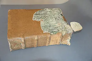 Die Inkunabel G XXXVI 13, 2° - links vor der Restaurierung, rechts danach. Fotos: Universitätsbibliothek Tübingen
