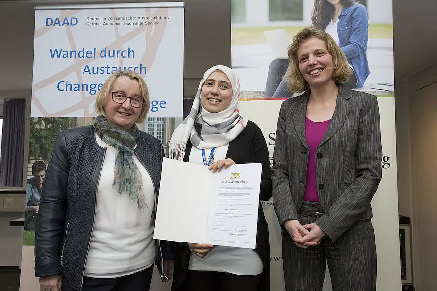 Rama Kserawy mit der baden-württembergischen Wissenschaftsministerin Theresia Bauer (links) und Judith Schöffler von der Carl-Zeiss-Stiftung (rechts) bei der Übergabe der Stipendienbescheinigung.