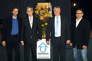 Feierliche Einweihung der renovierten Wohnheime: Oberbürgermeister Boris Palmer, Rektor Professor Dr. Bernd Engler, Oliver Schill, Geschäftsführer des Studentenwerks Tübingen-Hohenheim, sowie Architekt Klaus Ehring. Foto: Julia Klebitz
