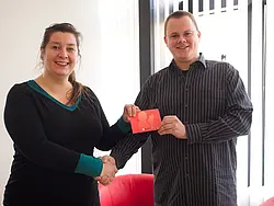 Christoph Dürrmann (Astronomie; 2. Preis) bei der Preisübergabe mit Dr. Sibel Vurgun, Leiterin der Graduiertenakademie (links). Foto: Universität Tübingen/Friedhelm Albrecht