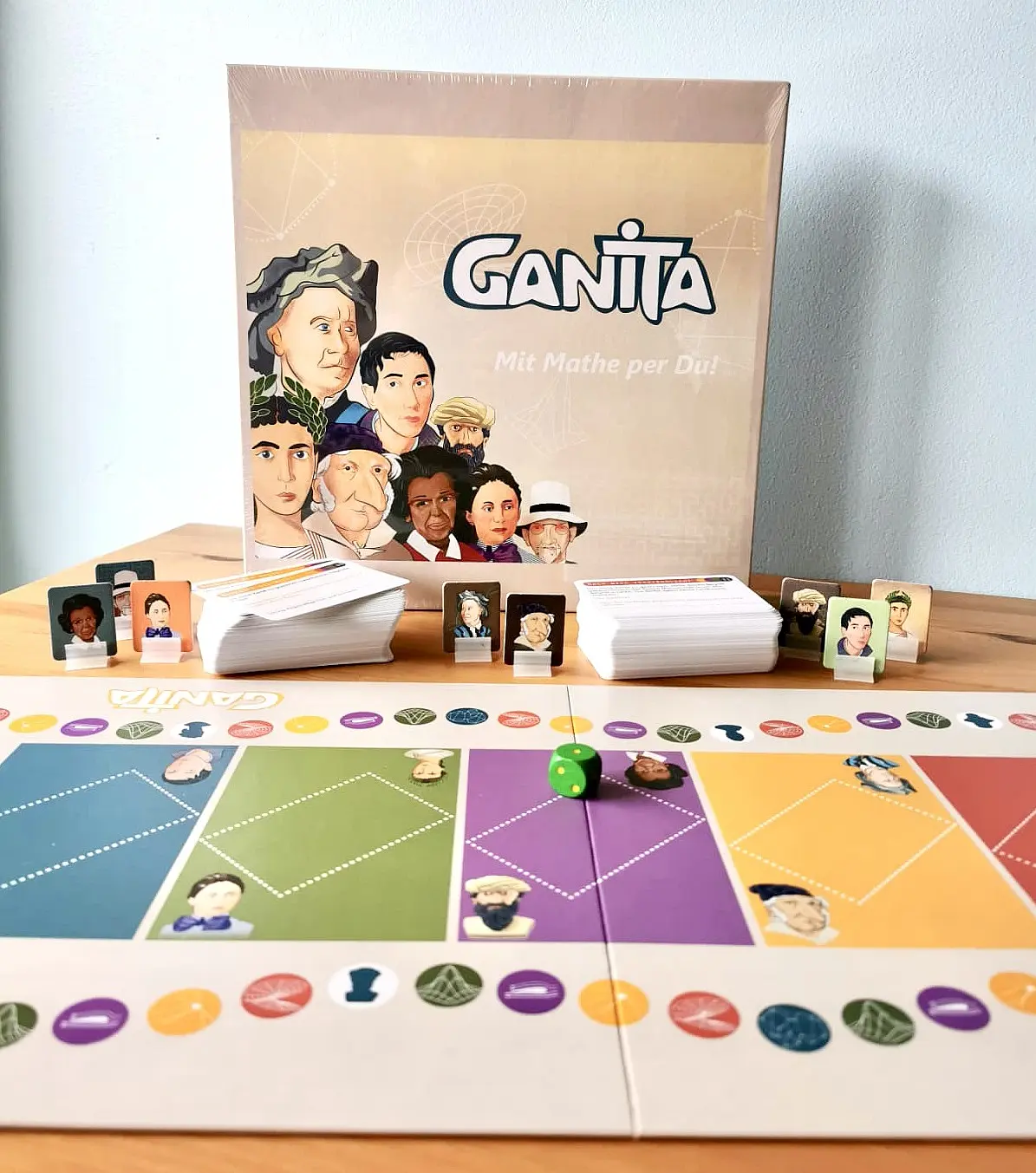 Das Mathelernspiel GANITA mit Spielfeld und Spielfiguren.