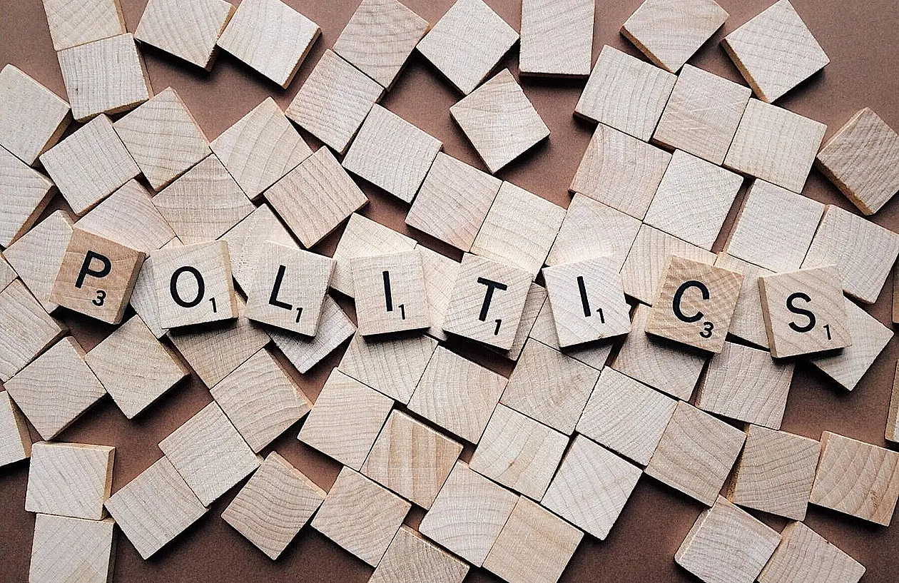Das Symbolbild zeigt Spielsteine mit der Aufschrift "politics".