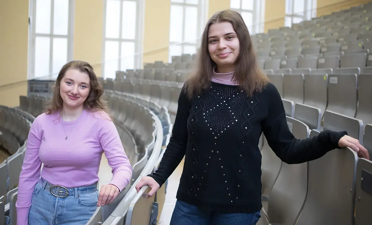 Foto von Daryna Kukhar (links) und Kateryna Mytrofanova, Studentinnen  aus der Ukraine