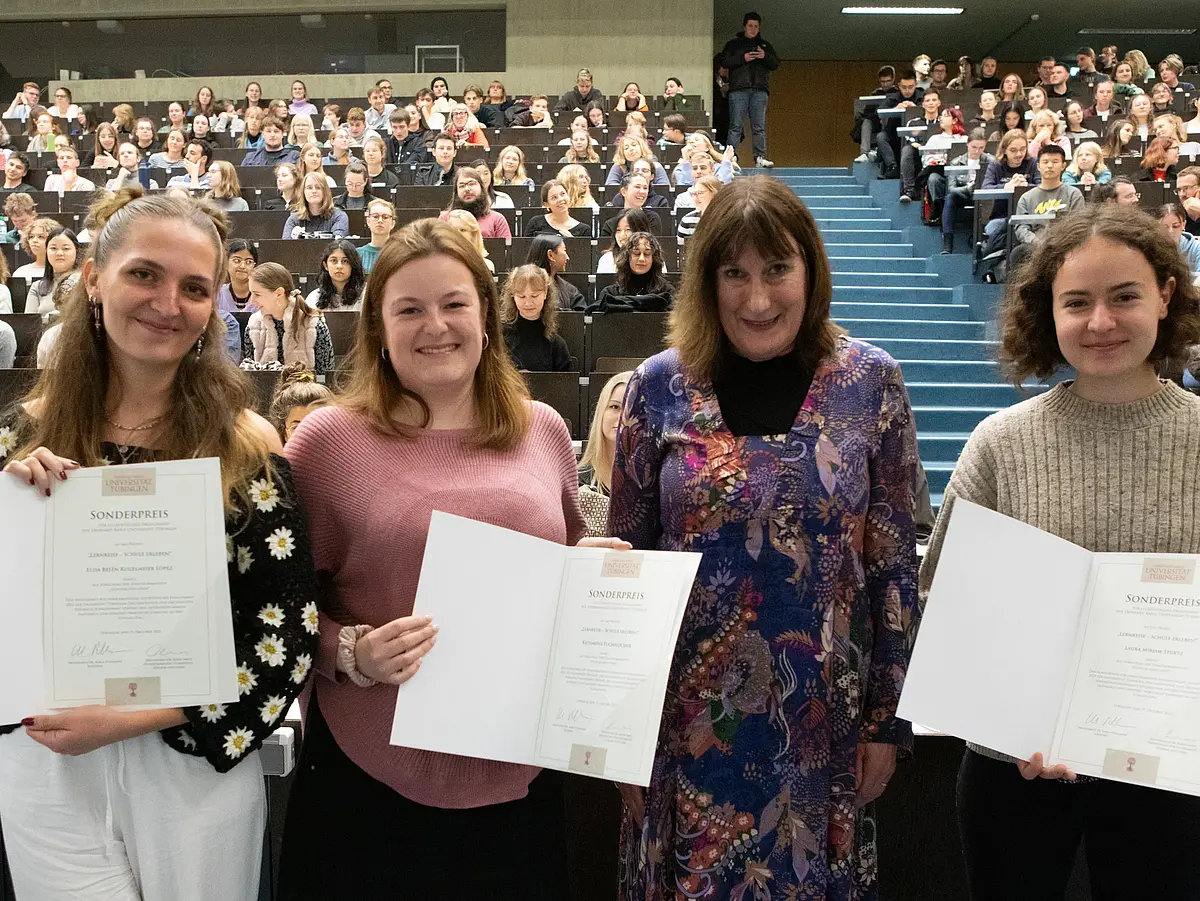 Verleihung des Preises für studentisches Engagement an Elisa Belen Kugelmeier-Lopez, Katharina Fuchslocher und Laura Mirjam Sturtz (V.l.n.r.) durch Prof. Dr. Karin Amos (dritte von Links).