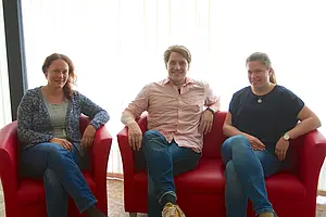 Von links: Magdalena Heimgärtner (Mathematisch-Naturwissenschaftliche Fakultät), Christian Stritzelberger (Evangelisch-Theologische Fakultät), Pia Engel (Philosophische Fakultät). Foto: Universität Tübingen / Friedhelm Albrecht
