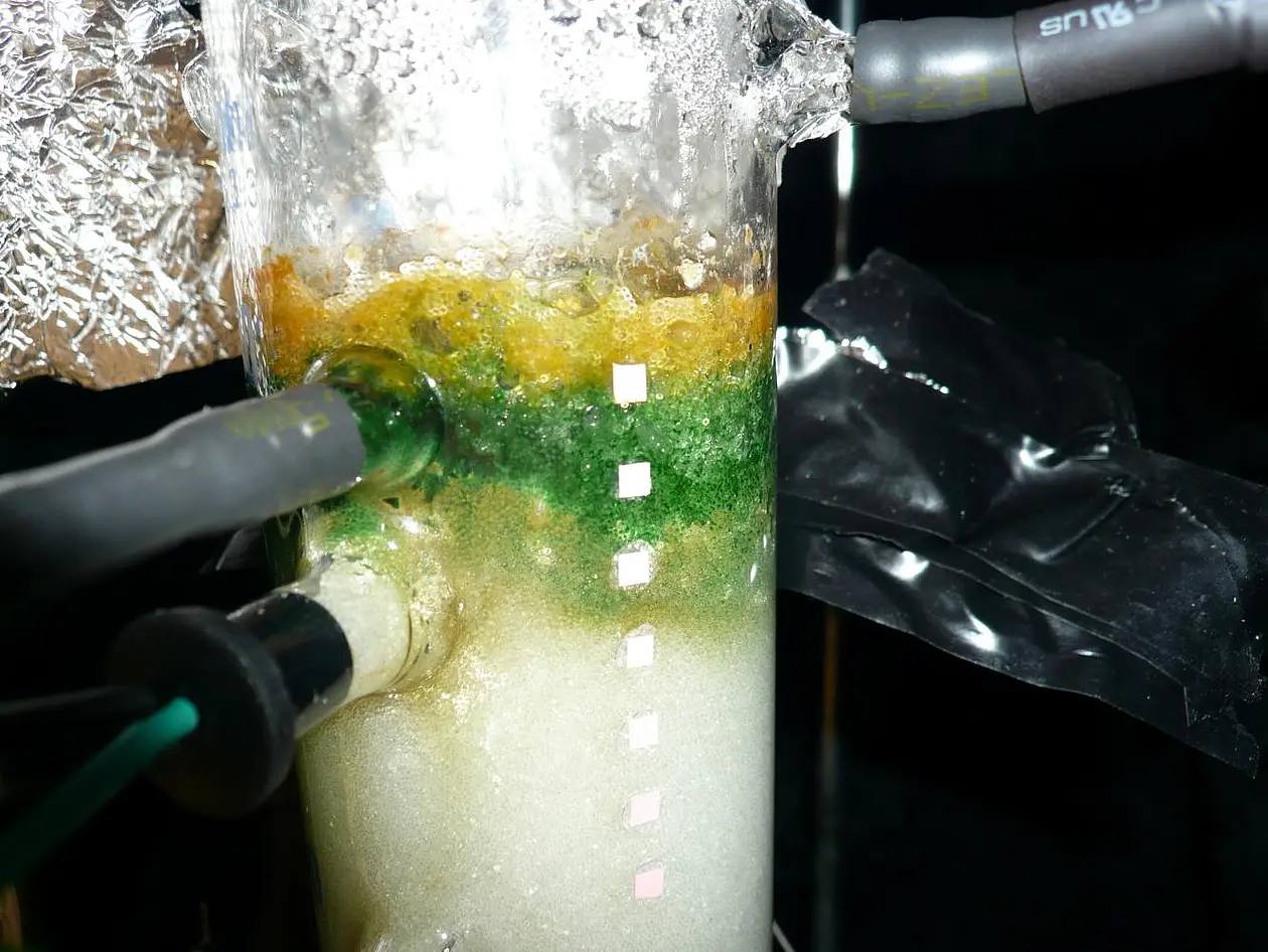 In einem Zylinder simulieren die Wissenschaftler die Bedingungen im urzeitlichen Ozean in vertikaler Richtung. Foto: Markus Maisch