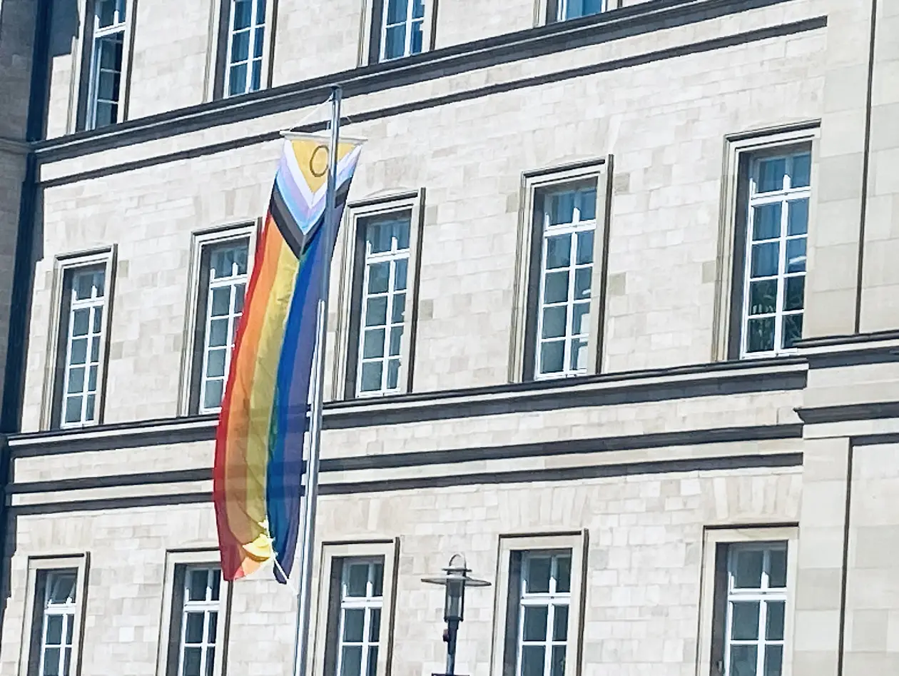 Pride Flag vor der Neuen Aula