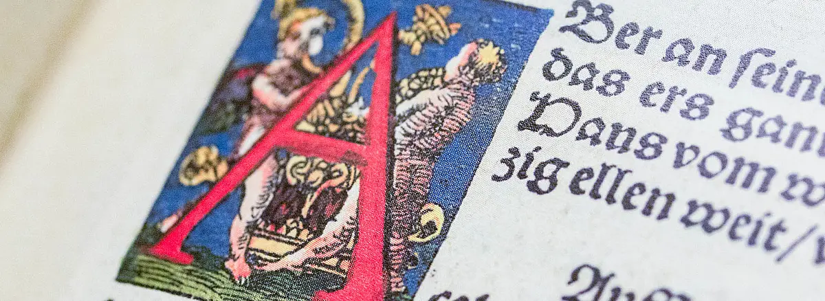 Großansicht eines alten religiösen Buches in historischer Schrift