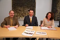 Die Partner bei der Unterzeichnung der Commitment-Vereinbarung (v.l.n.r.): Professor Dr. Josef Schmid, Dekan der Wirtschafts- und Sozialwissenschaftlichen Fakultät, Professor Dr. Martin Biewen, Fachbereichssprecher der Wirtschaftswissenschaft, und Profes