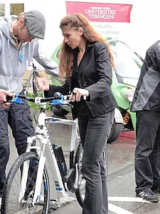 Elektroauto (Bild oben) und Pedelec vor dem Gebäude des Fachbereichs Geowissenschaften in der Rümelinstraße. Fotos: Rainer Rothfuß