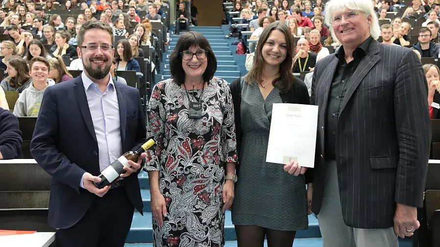 Von links: Alexander Kobusch, Prorektorin Prof. Dr. Karin Amos, Natalie Pawlowski und Dr. Thomas Nielebock.