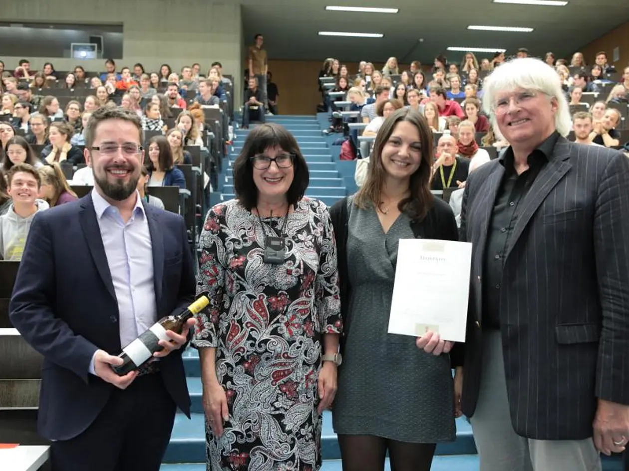 Gruppenfoto: Alexander Kobusch, Natalie Pawlowski und Dr. Thomas Nielebock erhalten von Prorektorin Prof. Dr. Karin Amos den Lehrpreis