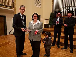 Professor Dr. Stephan Zipfel, Prodekan Lehre, überreicht der Preisträgerin Dr. Nora Celebi die Auszeichnung als ,,Dozentin des Jahrgangs Winter 2012" Fotos: Friedhelm Albrecht©Universität Tübingen.