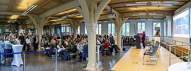 Darunter Beschäftigte der Universität Tübingen und des Universitätsklinikums Tübingen, 