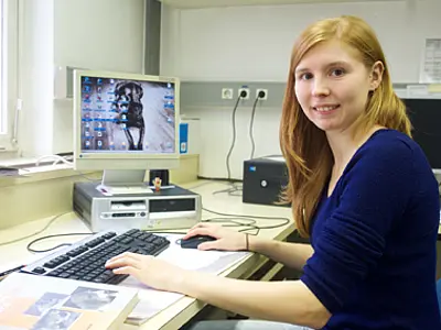 Bianca Krauß an ihrem Büroarbeitsplatz.