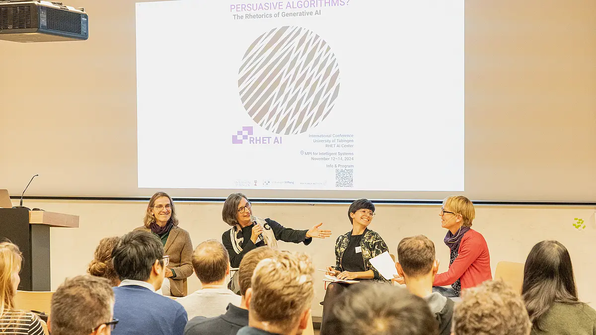 Vier Menschen diskutieren über künstliche Intelligenz