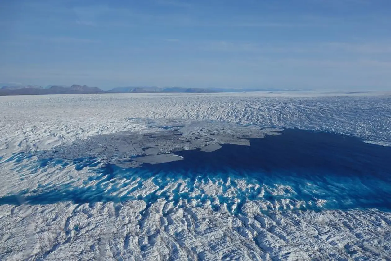 Das Grönlandeis: Aufwendige Untersuchungen bringen die Dynamik tiefer Eisschichten zutage. Foto: Alfred-Wegener-Institut/Coen Hofstede
