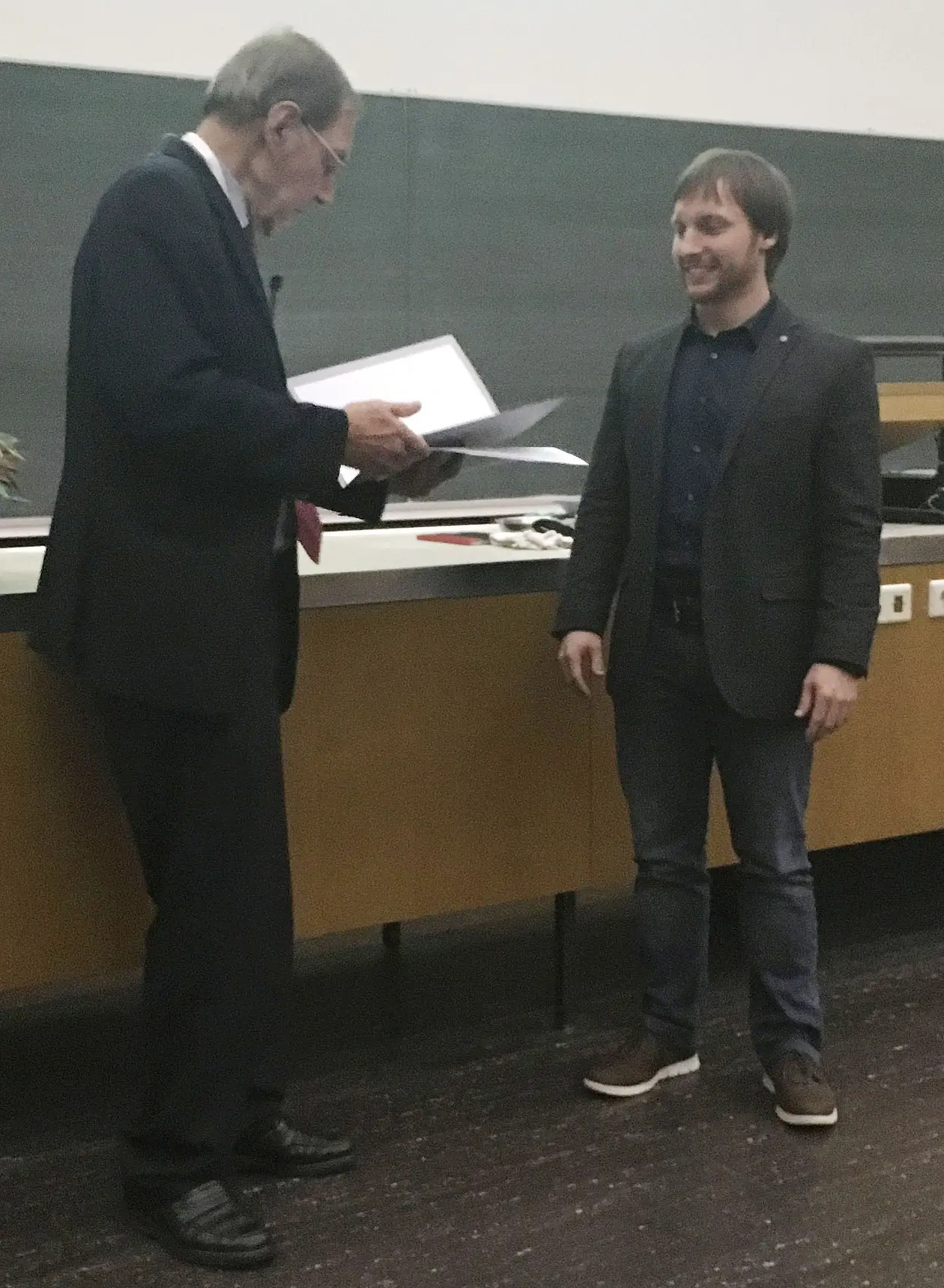 Ausgezeichnet mit dem Preis für Biochemie. Tobias Jores (rechts). Foto: Zindler
