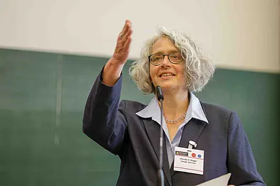 Frau Prof. Dr. Monika A. Rieger betonte beim Jubiläumssymposiums, dass das Institut auch in Zukunft ein „Leuchtturm“ sein wolle für exzellente Forschung und Ausbildung und gleichzeitig als verlässlicher Partner für Gesellschaft und Wirtschaft wirksam sein. 