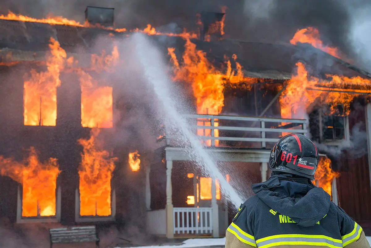 Feuerwehr löscht brennendes Haus