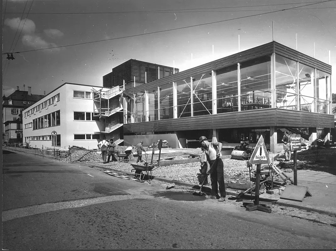 Außenarbeiten an der damals neuen Mensa im August 1966