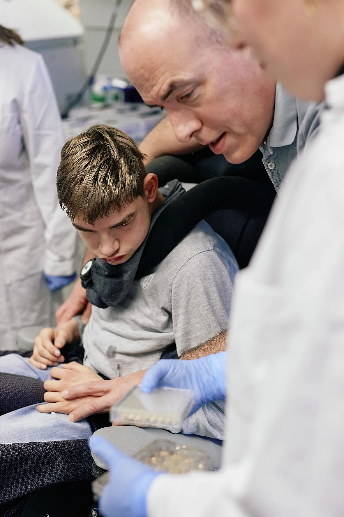 Das Tübinger Forschungsteam hat Hautzellen eines Patienten genutzt, um kleine Hirnorganoide zu erzeugen. Hier sehen der Patient und sein Vater zum ersten Mal „sein“ Gewebe in der Petrischale.
