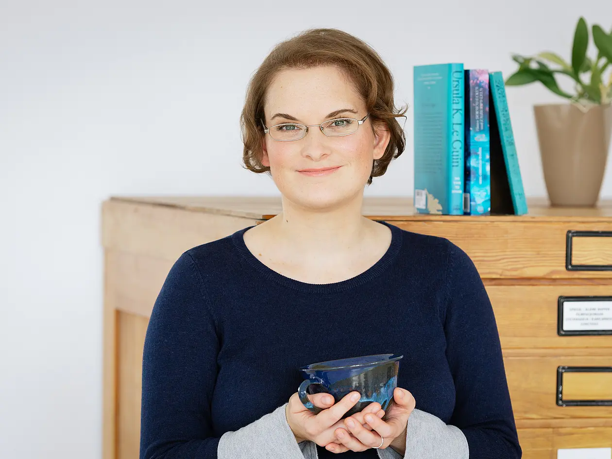 Porträt von UT Alumna und Autorin Kathrin Tordasi