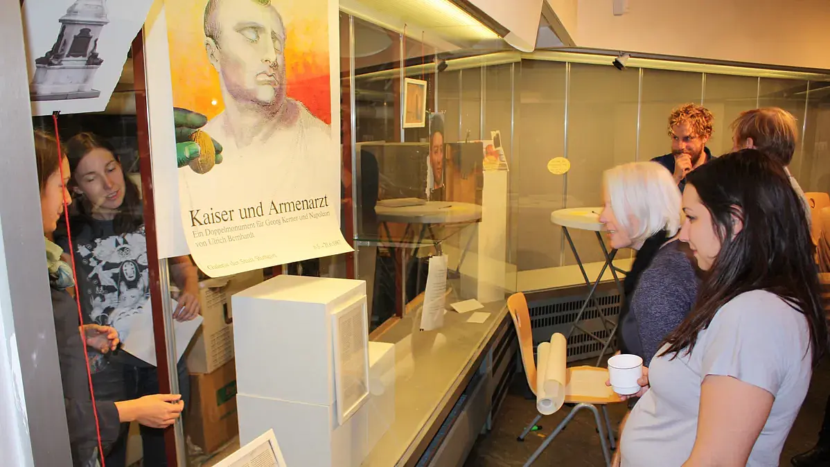 Teilnehmer der Summer School beim Aufbau einer experimentellen Ausstellung