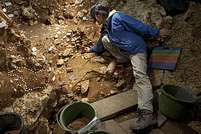 Die Archäozoologin Keiko Kitagawa von der Universität Tübingen bei der Ausgrabung durch das Landesamt für Denkmalpflege 2011 im Felsmassiv Hohlenstein im süddeutschen Lonetal. 