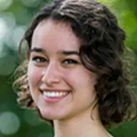 Florentyna Debinski lächelt in die Kamera