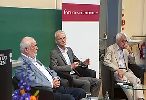 Der Unseld Lecturer von 2016 Colin Crouch (r.) im Gespräch mit Fritz Scharpf (l.) und Niels Weidtmann. Foto: Jörg Auerswald