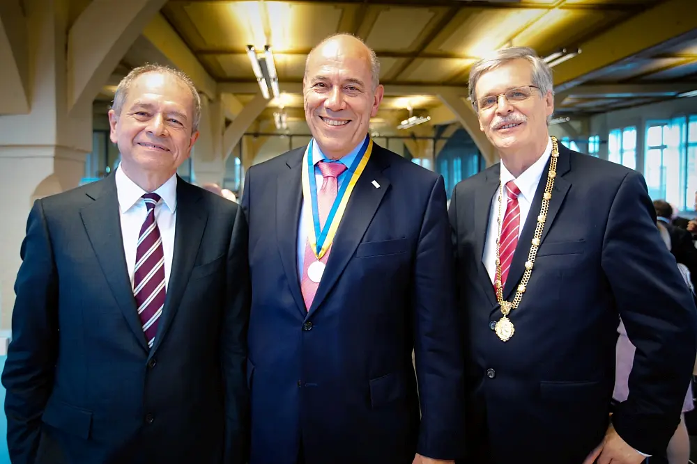 Der neue Ehrensenator der Universität Tübingen Professor Wilhelm Rall (Mitte), mit dem Vorsitzendes des Universitätsrats Prof. Dr. Antonio Loprieno (links) und Rektor Prof. Dr. Bernd Engler (rechts). Foto: Universität Tübingen/Friedhelm Albrecht
