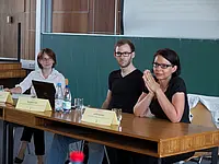 Almut Peukert vom Praktikumsbüro des Instituts für Soziologie und die beiden Soziologie-Alumni Benjamin Voß und Judith Kaltarar (von links nach rechts).