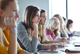 Schülerinnen in einem Klassenzimmer