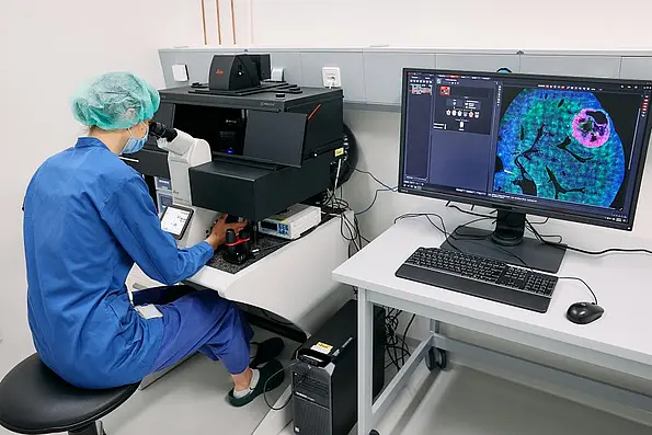 Die Fluoreszenzmikroskopie ist eine hochentwickelte Bildgebungstechnik, die es ermöglicht, Strukturen und Moleküle in Zellen und Geweben mit außergewöhnlicher Genauigkeit zu visualisieren. Indem spezifische Farbstoffe verwendet werden, die unter bestimmten Lichtwellenlängen leuchten, kann man lebende oder fixierte Proben in hoher Detailtiefe erkunden.