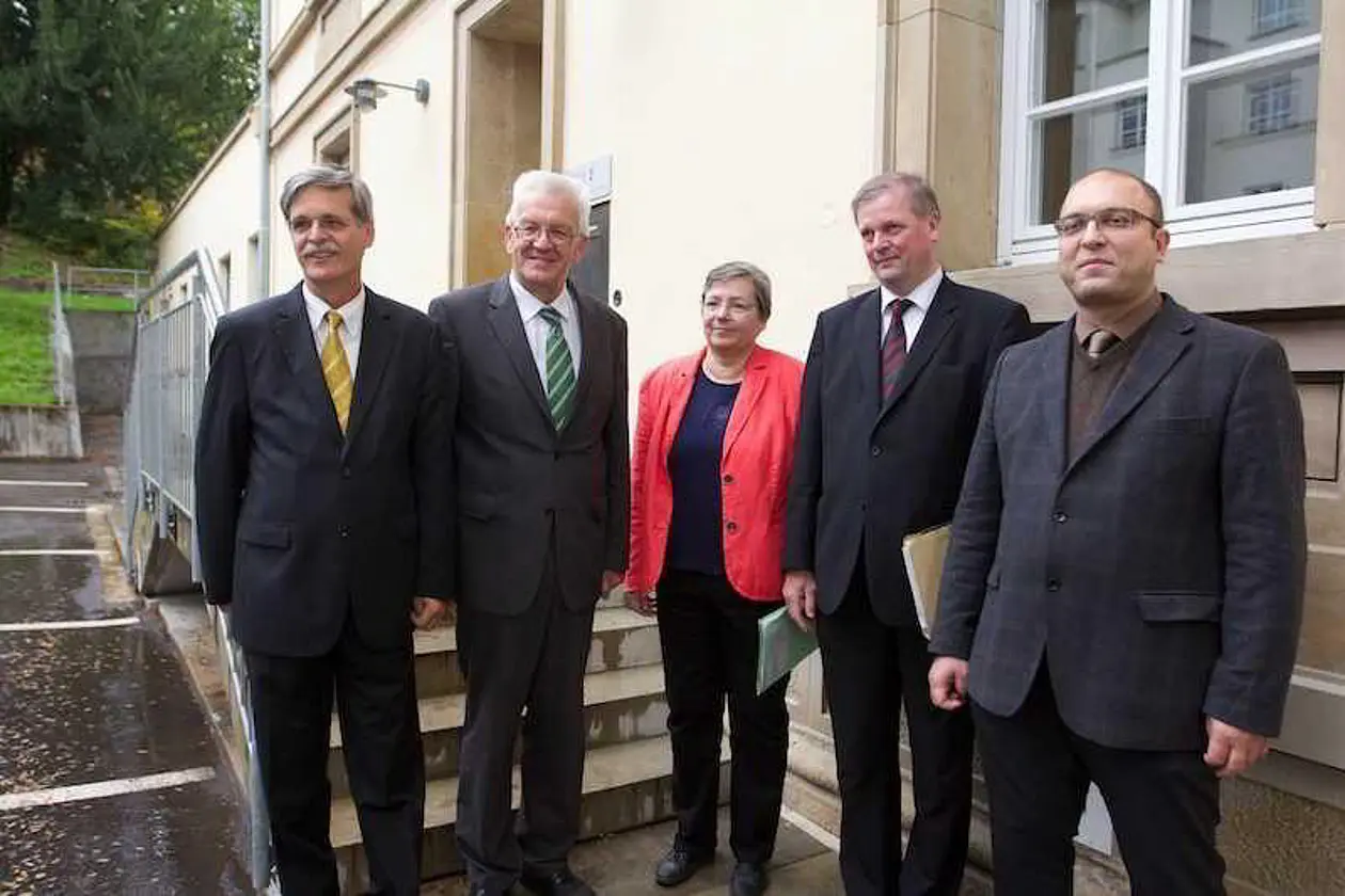 Ministerpräsident Winfried Kretschmann bei seinem Besuch an der Universität Tübingen, mit Rektor Professor Bernd Engler (links), Professorin Ruth Scoralick, Dekanin der Katholisch-Theologischen Fakultät, Professor Jürgen Kampmann, Dekan der Evangelisch-Theologischen Fakultät (2.v.rechts), und Professor Erdal Toprakyaran, Direktor des Zentrums für Islamische Theologie (rechts). Foto: Friedhelm Albrecht/Universität Tübingen