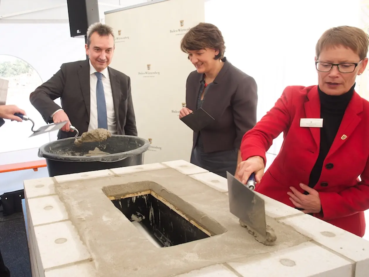 Grundsteinlegung für das Interfakultäre Institut für Biochemie IFIB der Universität Tübingen. Von links nach rechts: Prof. Dr. Peter Grathwohl, Prorektor Forschung der Universität Tübingen; Gisela Splett, Staatssekretärin Ministerium für Finanzen Baden-Württemberg; Annette Ipach-Öhmann, Direktorin des Landesbetriebs Vermögen und Bau Baden-Württemberg. Foto: Friedhelm Albrecht/Universität Tübingen