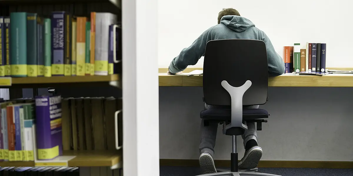 Studierender am Schreibtisch