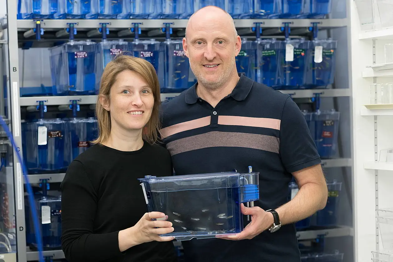 Professorin Melanie Philipp und PD Dr. Martin Burkhalter mit Zebrafischen