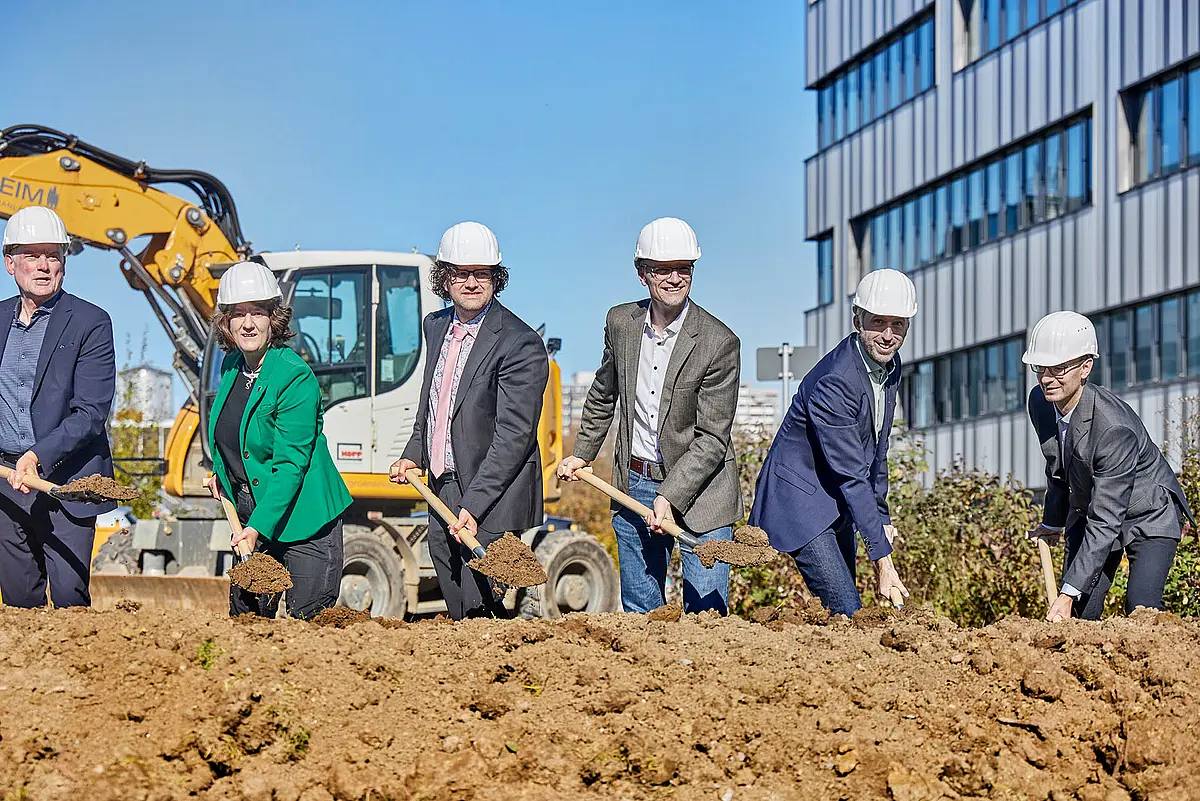 Spatenstich zum Baustart des Gebäudes Cyber Valley 2 im Tübinger Wissenschafts- und Technologiepark (von links nach rechts): der Ministerialdirektor im baden-württembergischen Wissenschaftsministerium Hans Reiter, die Staatssekretärin im Finanzministerium Baden-Württemberg Gisela Splett, der Amtsleiter von Vermögen und Bau Tübingen Marcus Wandel, der Prorektor der Universität Tübingen Samuel Wagner, der Tübinger Oberbürgermeister Boris Palmer und der Fachbereichssprecher Informatik der Universität Tübingen Andreas Geiger.