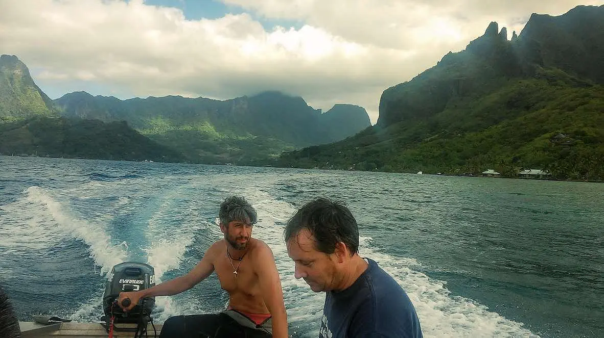 Die Mitautoren der Studie auf einem Boot an der Küste von Mo'orea