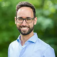 Florian Dehmelt lächelt in die Kamera