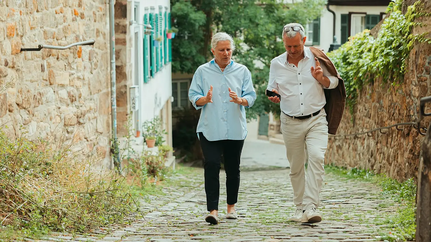 Karla Pollmann und Redakteur im Gespräch in einer Altstadtgasse