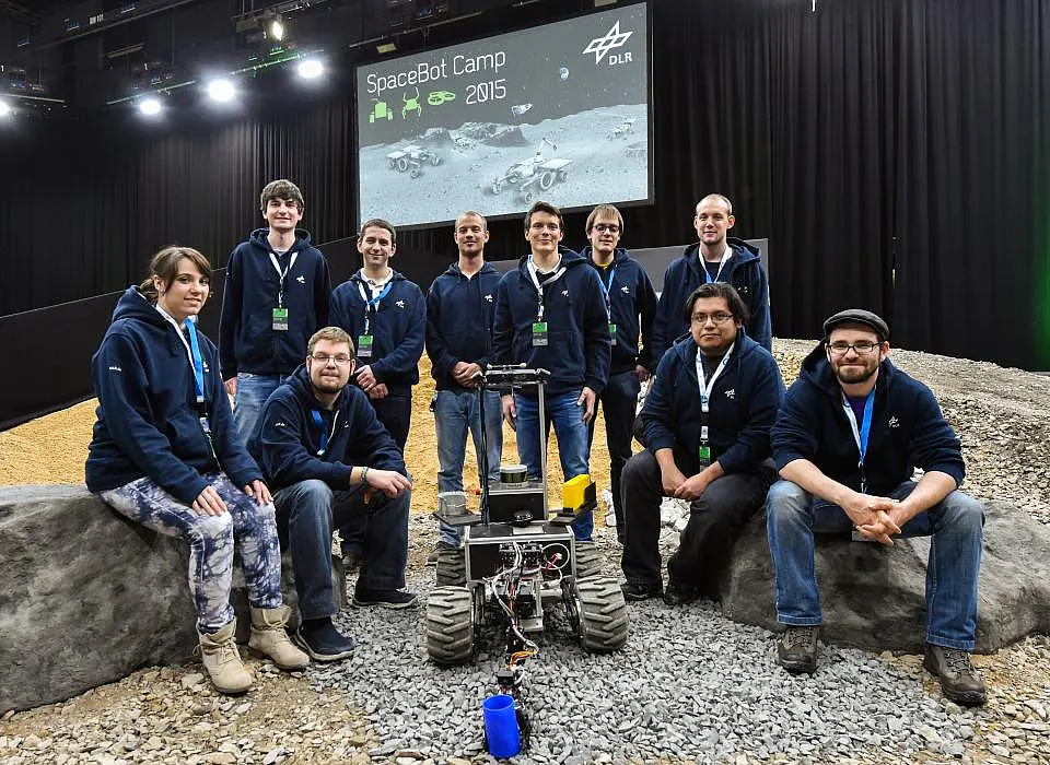 Das Attempto Tübingen SpaceBot Team. Sitzend (von links nach rechts): Lena Hupp, Matthias Reisenauer, Luis Azareel Ibargüen González und Richard Hanten. Stehend (von links nach rechts): Sebastian Buck, Goran Huskić, Kai Otto, Adrian Zwiener, Jan-Peter