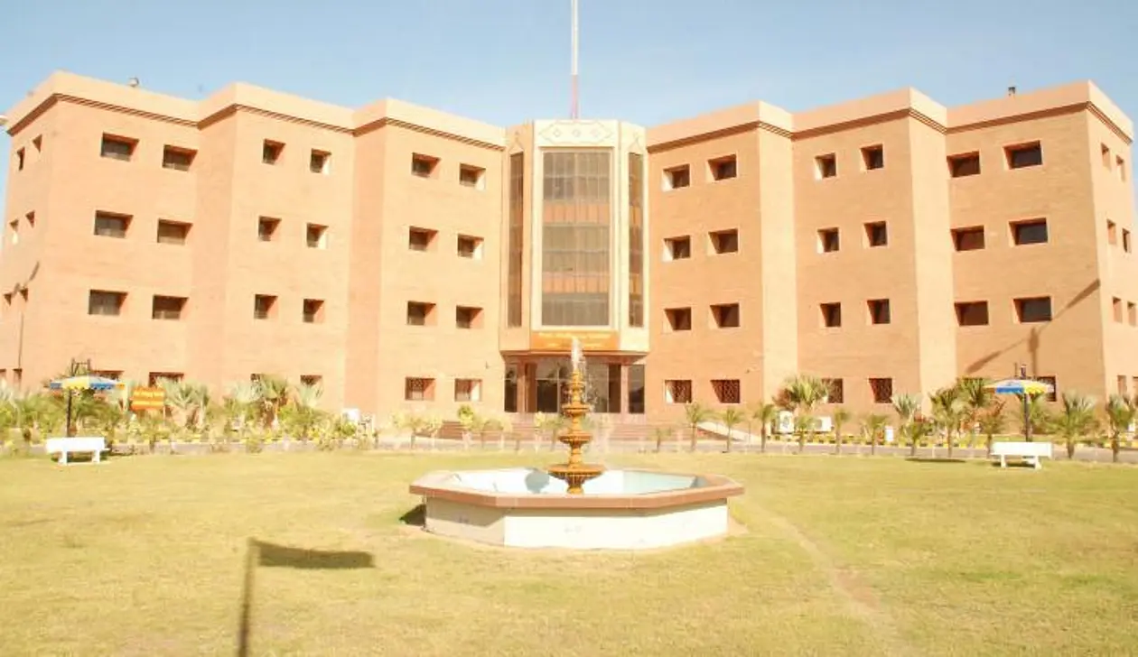 Der „Prof. Wolfgang Voelter Laboratories Complex“ der Universität Karatschi, Pakistan. Fotos: Universität Karatschi