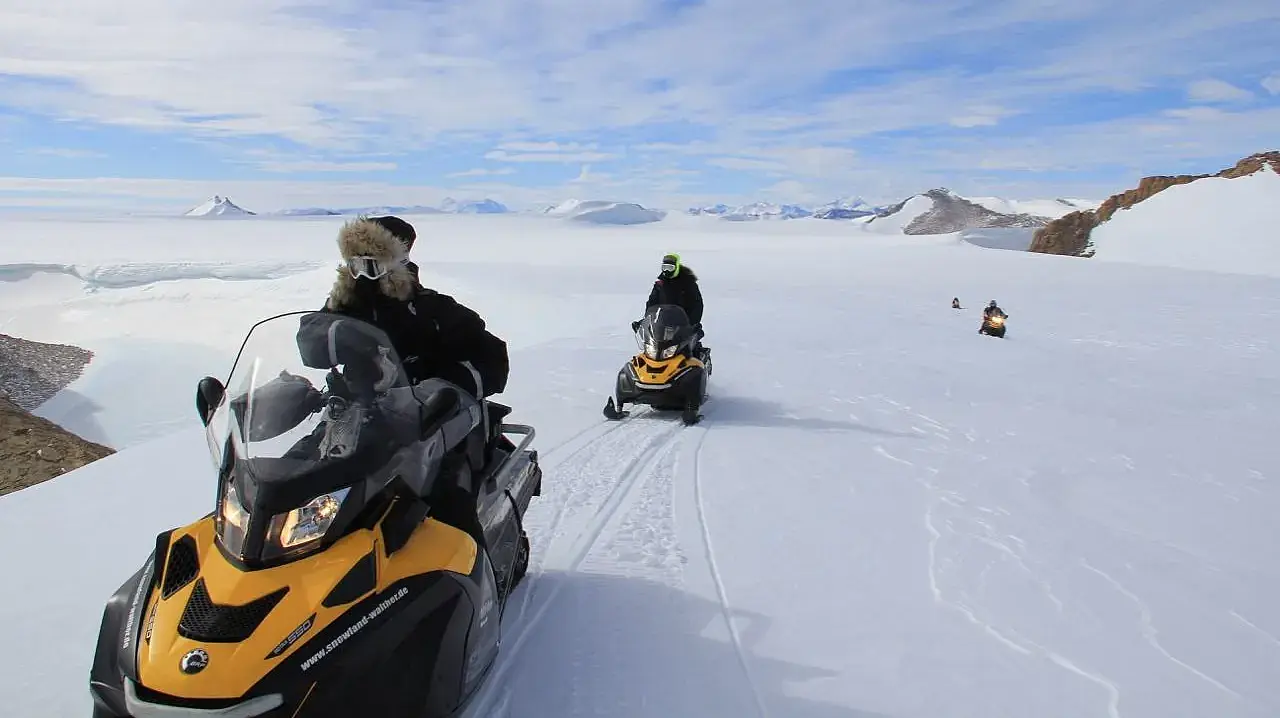 On the way from the belgian Princess Elisabeth station towards the ice-sheet margin.